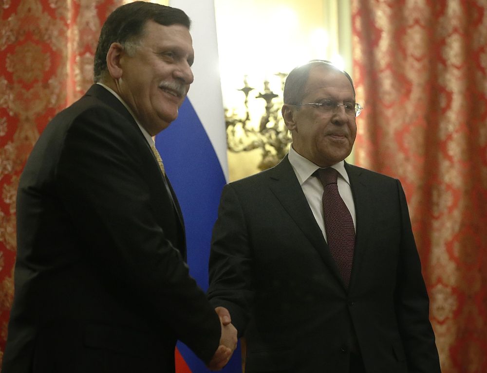 Serguéi Lavrov (d) con Fayez Al Sarraj.