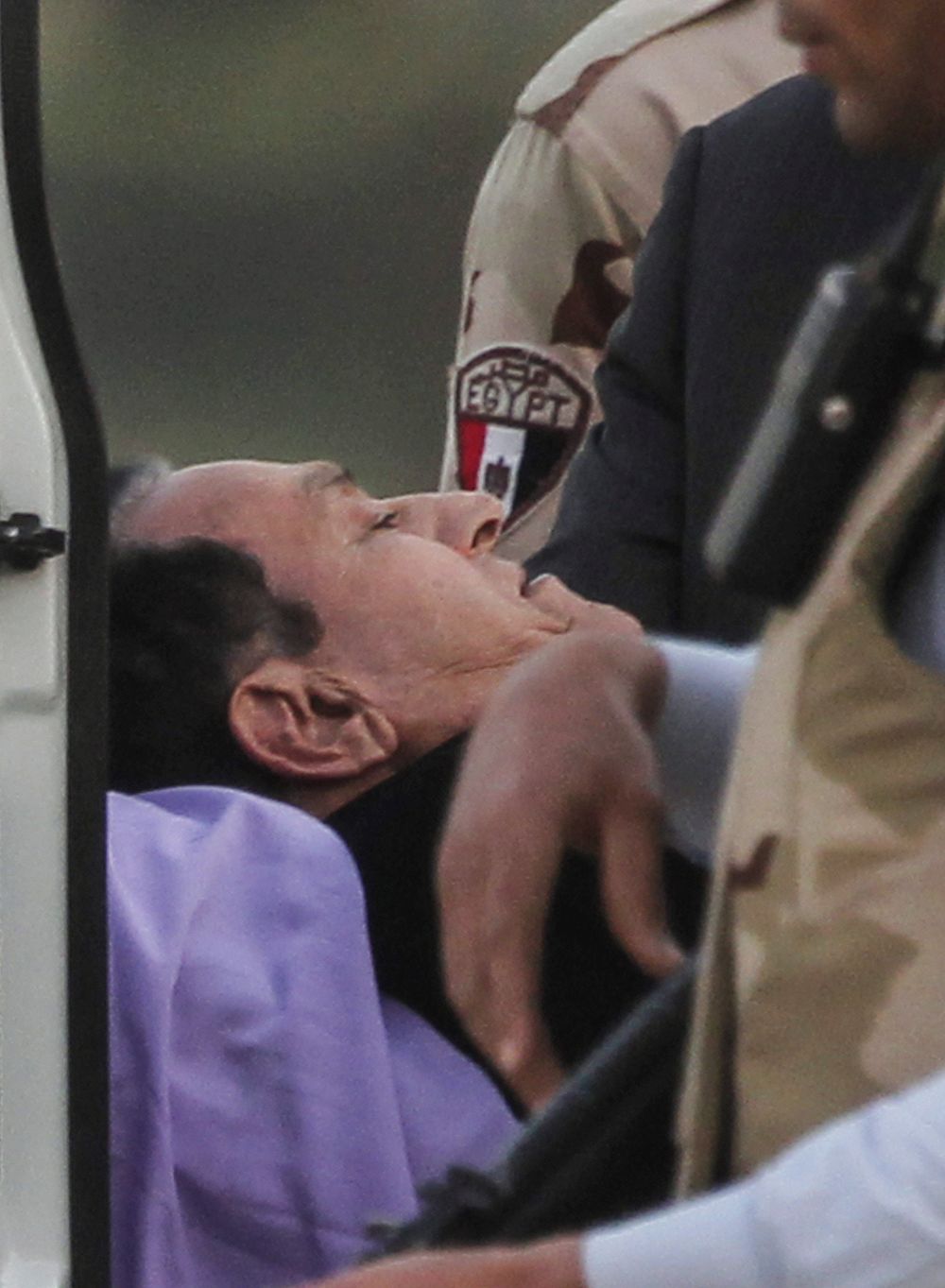 Mubarak vuelve en camilla al hospital.