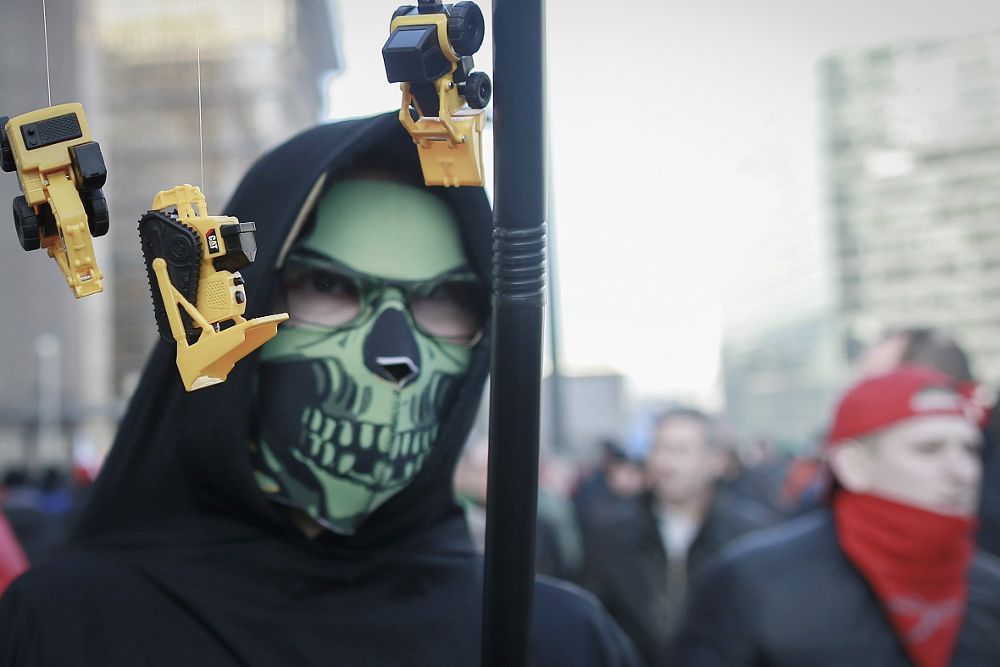 Empleados del grupo estadounidense de equipos industriales Caterpillar participan en una manifestación en los alrededores de las instituciones europeas en Bruselas (Bélgica) el 13 de febrero de 2017. 