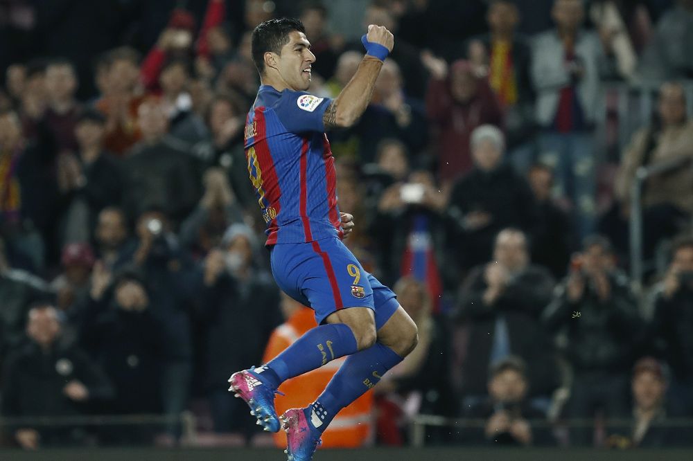 El delantero uruguayo del FC Barcelona, Luis Suárez, celebra un gol.
