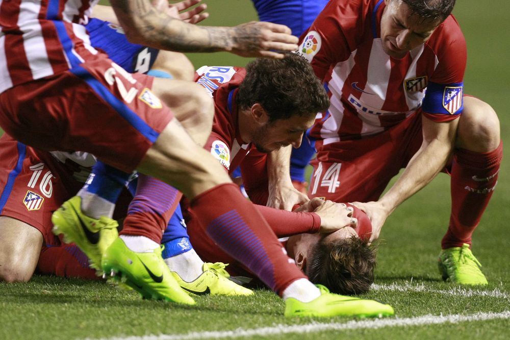 Fernando Torres, anoche, tras sufrir un golpe y quedar incosciente durante el encuentro frente al Deportivo de La Coruña en el estadio de Riazor.