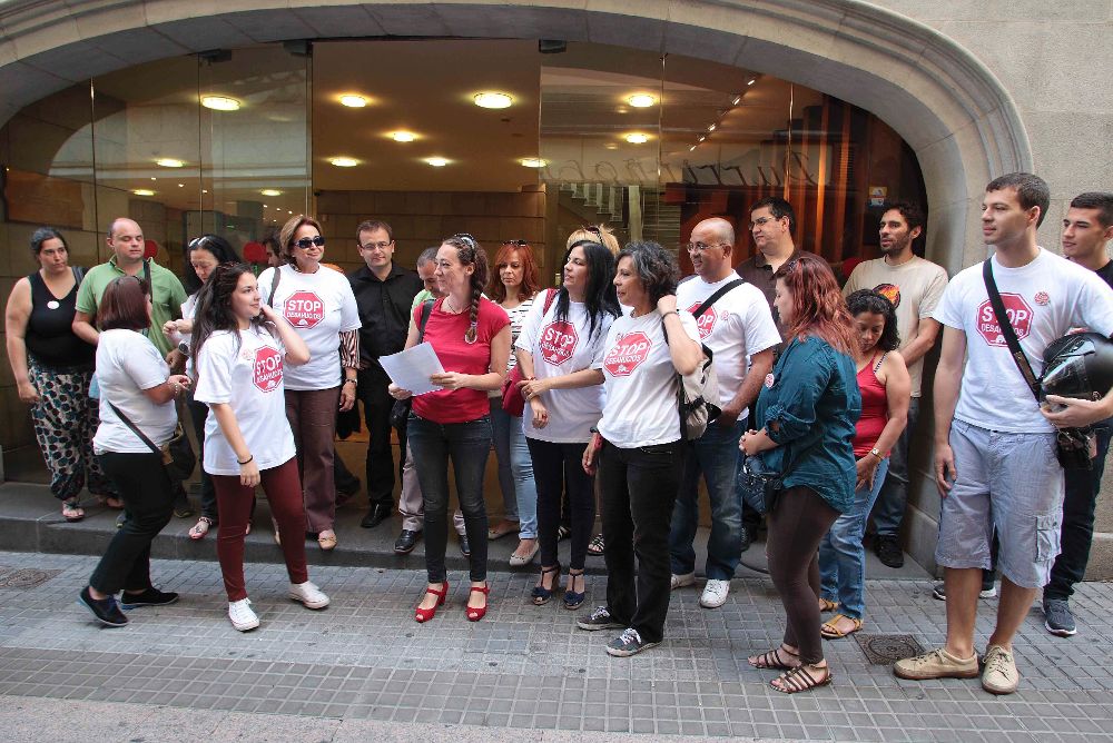 Miembros de la Plataforma Antidesahucios de Canarias concentrados ante el Parlamento regional.