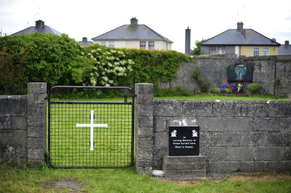 Fotografía de archivo fechada el 6 de junio de 2014 que muestra la entrada de una tumba masiva en el Mother and Baby Home en Tuam, Irlanda. 