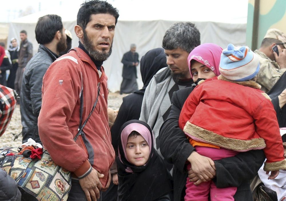 Fotografía facilitada el 3 de marzo de 2017, que muestra a una familia iraquí desplazada a un campo de refugiados.