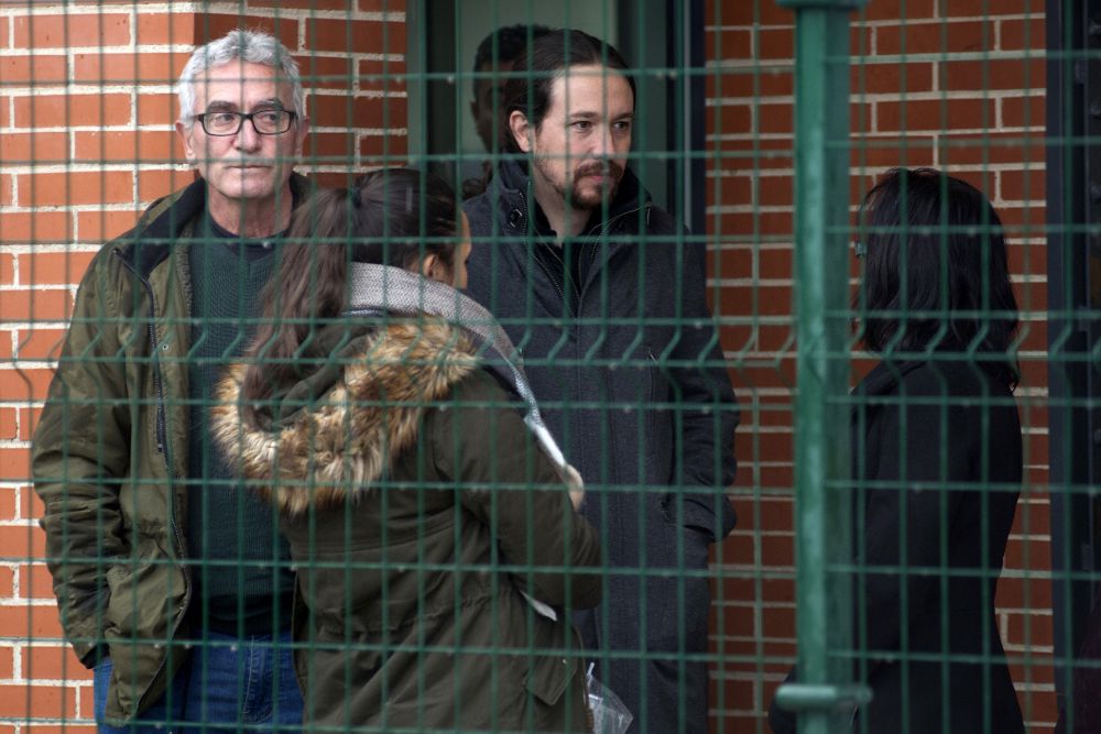 El secretario general de Podemos, Pablo Iglesias, acompañado por el diputado de Unidos Podemos Diego Cañamero (i), visita el Centro Penitenciario de Jaén.