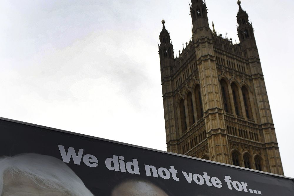 Un cartel de la campaña nacional "Stop the silence" (lit. Detened el silencio) es visto a las afueras del Parlamento en Londres, Reino Unido.