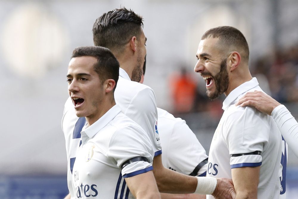 El delantero francés del Real Madrid Karim Benzema (d) celebra con sus compañeros el segundo gol ante el Eibar, durante el partido de la 26 jornada de Liga de Primera División que se juega hoy en el estadio de Ipurua de Eibar.