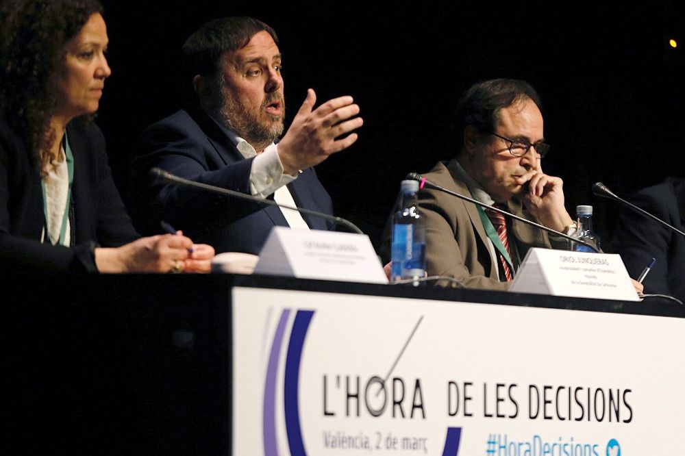 Los consellers de Hacienda de Cataluña, Oriol Junqueras (c) , Baleares, Catalina Cladera (i), y Comunitat Valenciana, Vicent Soler.