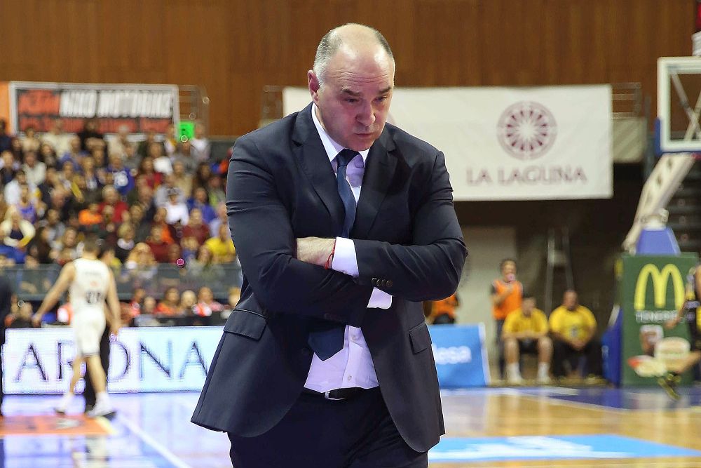 El entrenador del Real Madrid, Pablo Laso, durante el partido frente al Iberostar Tenerife de la 23 jornada de la Liga ACB que se disputa hoy en el Pabellón Santiago Martín de La Laguna (Tenerife).