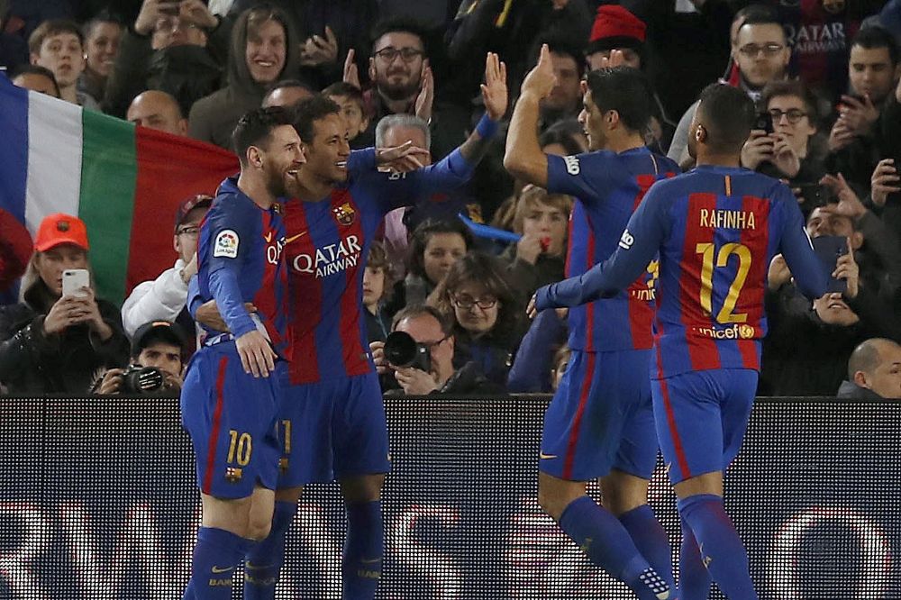 El delantero brasileño del FC Barcelona Neymar Jr. (2i) celebra con sus compañeros el segundo gol del equipo frente al Celta, durante de la 26 jornada de la Liga de Primera División que se juega hoy en el Camp Nou.