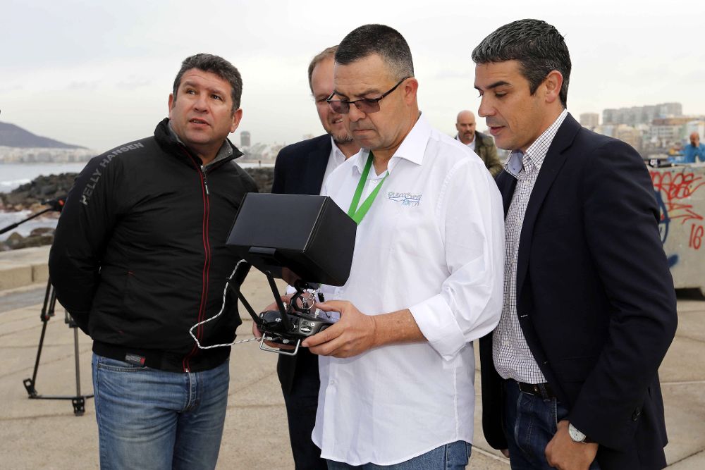 El consejero de Agricultura del Gobierno de Canarias, Narvay Quintero (d), asistió en Las Palmas de Gran Canaria a una demostración del uso de drones en actuaciones de inspección dirigidas a controlar la pesca furtiva.