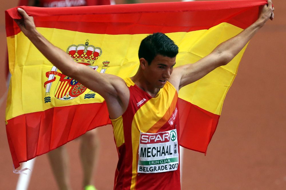Adel Mechaal celebra su medalla de oro en 3.000 metros.