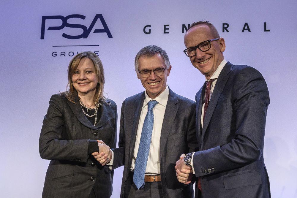 La responsable ejecutiva de General Motors, Mary Ibarra (i), el presidente de PSA Peugeot Citroën, Carlos Tavares (c), y el presidente de Opel, Karl-Thomas Neumann, posan antes de una rueda de prensa en París, hoy.