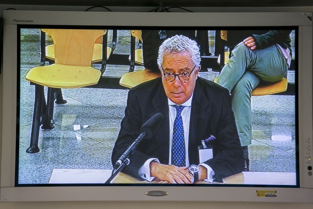 Imagen del monitor de la sala de prensa de la Audiencia nacional del expresidente de la constructora Isolux Luis Delso durante su declaracion.