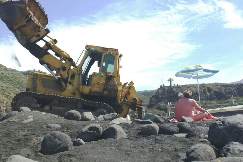 La pala junto a los nudistas en la playa de Los Tarajales.