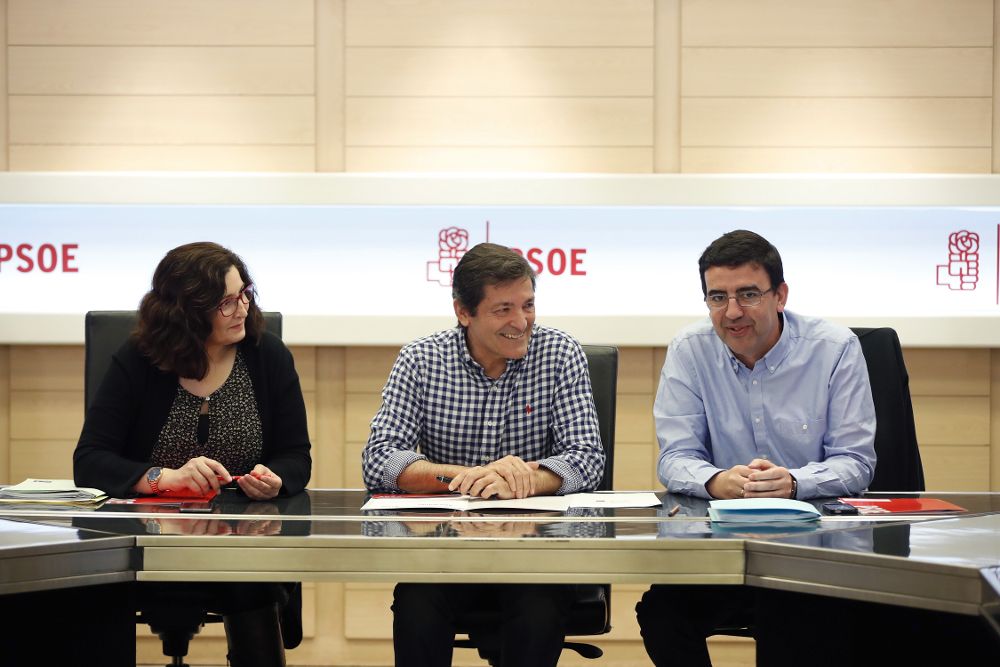 El presidente de la Comisión Gestora del PSOE, Javier Fernández (c), acompañado por el portavoz, Mario Jiménez Díaz, y la adjunta a Organización, Ascensión Godoy Tena.
