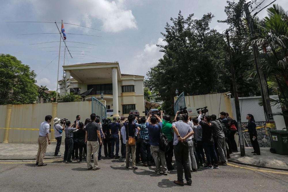 Miembros de la prensa se reúnen en la entrada de la Embajada de Corea del Norte, en Kuala Lumpur (Malasia). La tensión diplomática entre los dos países ha aumentado tras el asesinato de Kim Jong-nam.