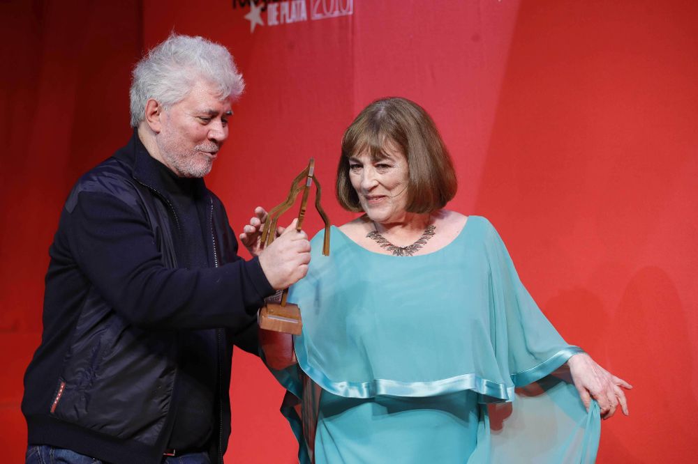 Pedro Almodóvar posa con la actriz Carmen Maura después de que ella ganará el premio 'Honor Fotogramas de Plata'.