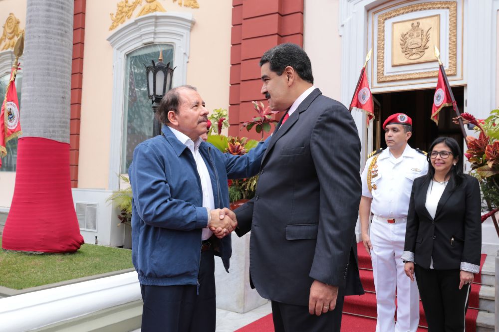 El presidente de Venezuela, Nicolás Maduro, acompañado de la ministra de Relaciones Exteriores venezolana, Delcy Rodríguez, durante el recibimiento del presidente de Nicaragua, Daniel Ortega.
