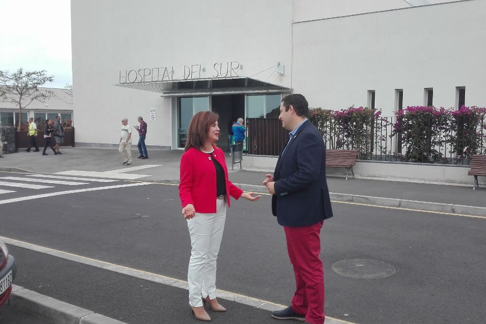 El alcalde de Arona con la diputada socialista en el Parlamento de Canarias Teresa Cruz Oval visitando las obras.