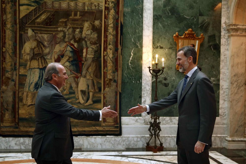 El rey Felipe VI saluda al presidente de Foment del Treball Nacional, Joaquim Gay de Montellà, durante una audiencia al Comité Ejecutivo de Foment del Treball.