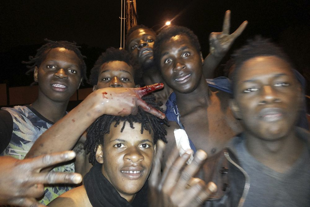 Un grupo de los 350 inmigrantes subsaharianos que saltaron la valla el pasado 20 de febrero.