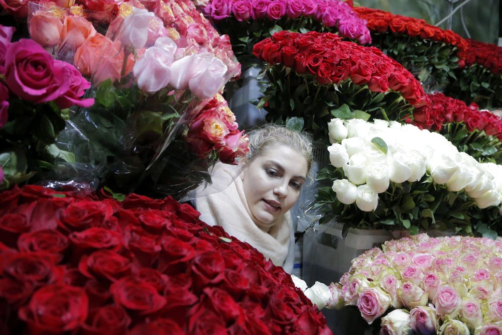 Una florista atiende a sus clientes en la víspera del Día Internacional de la Mujer en Moscú.