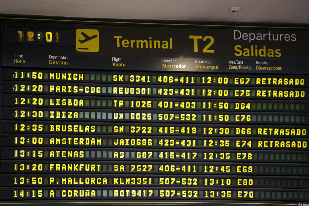 Monitor de información de salidas de la Terminal 2 del Aeropuerto de Barajas (Madrid).