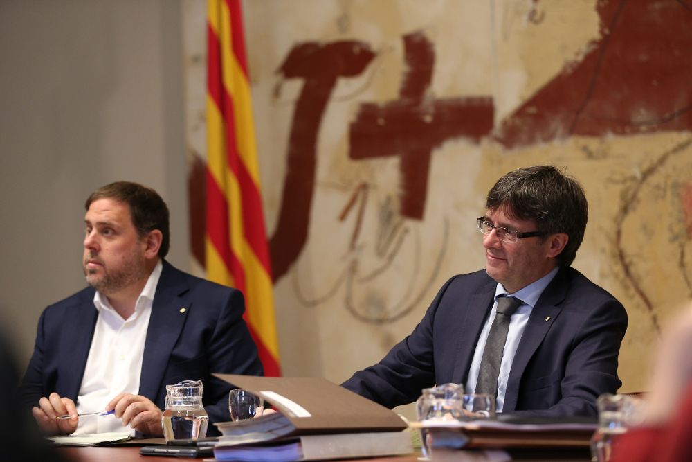 El presidente de la Generalitat, Carles Puigdemont, y su vicepresidente, Oriol Junqueras.