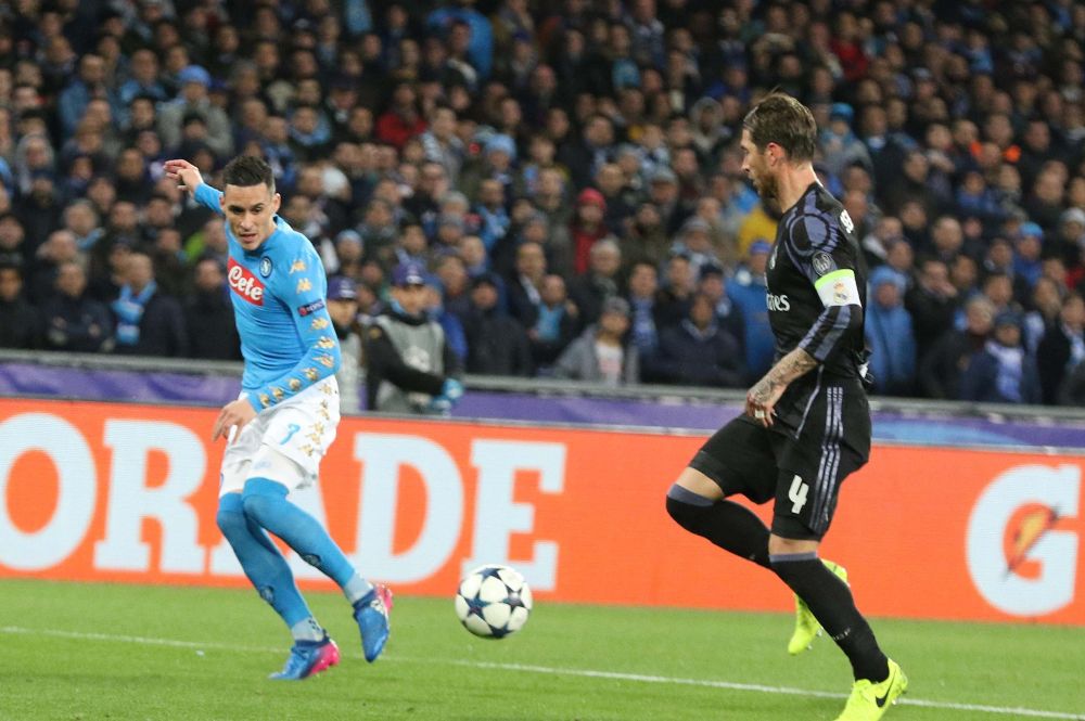 Sergio Ramos (d) de Real Madrid disputa un balón con José Callejón (i) de Nápoles hoy, martes 7 de marzo de 2017.