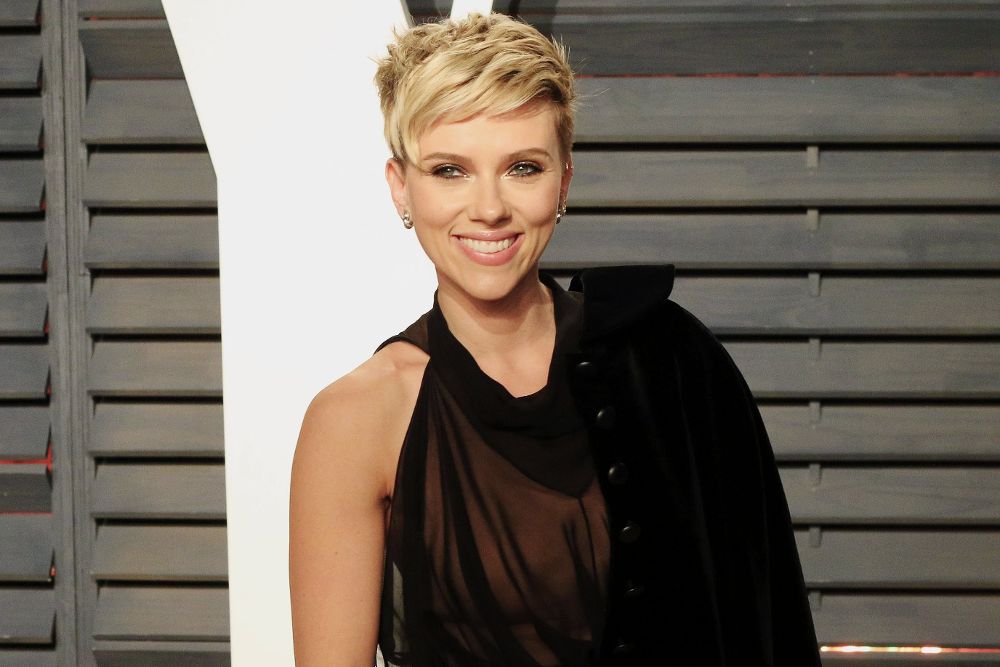 La actriz Scarlett Johansson posa a su llegada a la tradicional fiesta de Vanity Fair, el 26 de febrero.