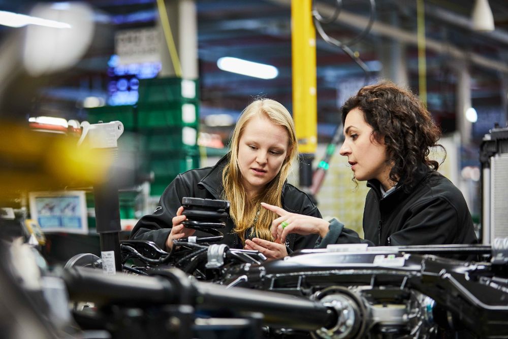 Mujeres ingenieras en una foto difundida por Jaguar Land Rover y Getty Images para dar "una imagen más realista" en este sector.
