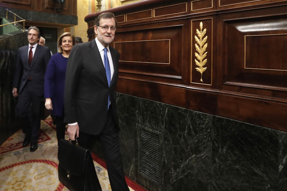 El presidente del Gobierno, Mariano Rajoy, a su llegada al hemicíclo del Congreso para la sesión de control al Gobierno .