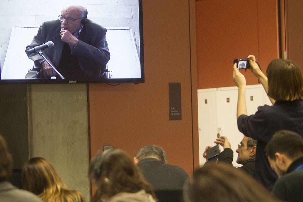 Una periodista toma una fotografía del monitor mientras declara el expresidente del Palau de la Música, Félix Millet, en el juicio por el expolio.