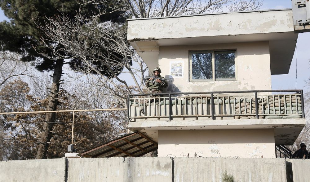 Un miembro de las Fuerzas de Seguridad vigila desde una torre del hospital militar de Kabul.