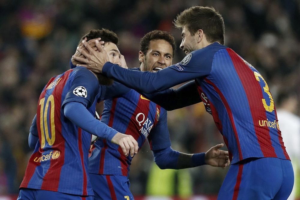 El delantero argentino del FC Barcelona, Leo Messi (i) celebra con sus compañeros Neymar (C) y Gerard Piqué (d) su tanto durante el partido de vuelta de octavos de final de la Liga de Campeones ante el Paris Saint-Germain que se juega esta noche en el Camp Nou, en Barcelona.