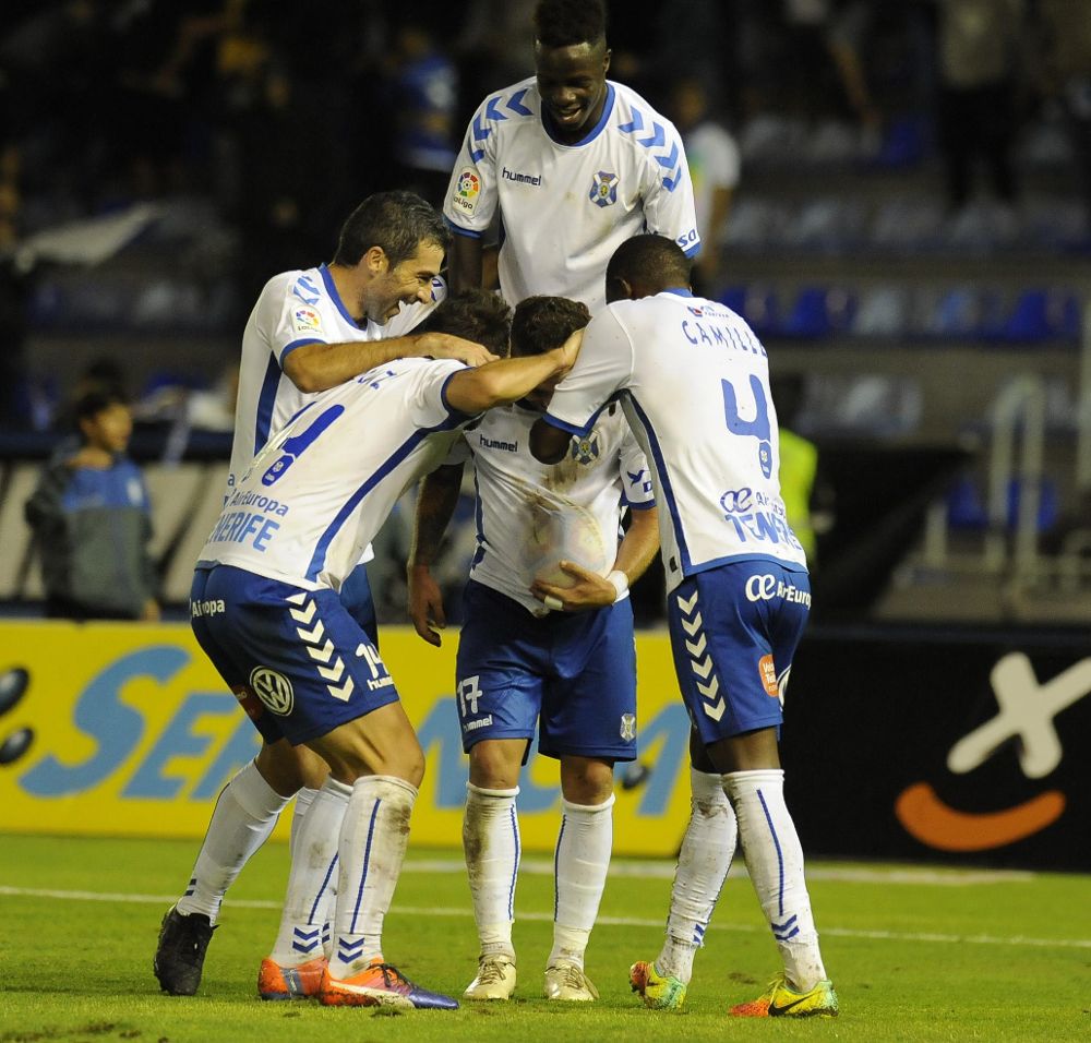 Aarón Ñíguez es felicitado por sus compañeros por un gol marcado esta temporada.