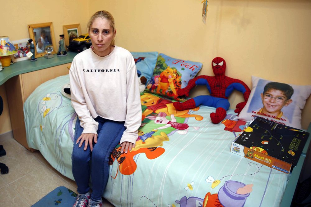 La madre de Yéremi Vargas, Ithaisa Suárez, en la habitación de su hijo.