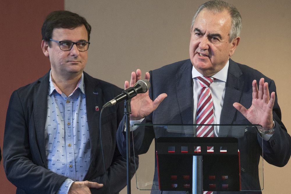 El secretario general del PSOE en Murcia Rafael González Tovar (d), acompañado por el diputado autonómico Emilio IVars.