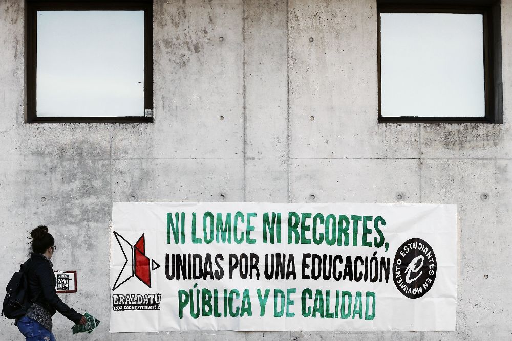 Pancarta colocada hoy en la fachada de la Universidad Pública de Navarra.