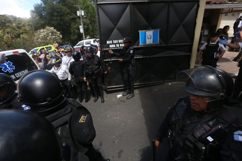 Policías antimotines prestan guardia en los alrededores del Hogar Virgen de la Asunción.