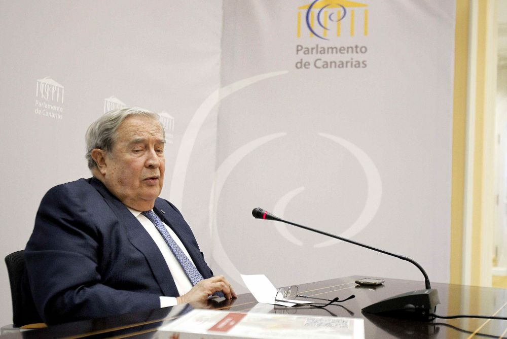 El diputado del Común, Jerónimo Saavedra, durante la rueda de prensa para informar sobre el informe de la institución correspondiente a 2016.
