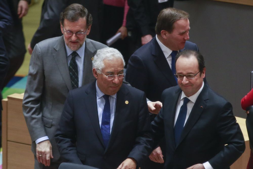 El presidente español Mariano Rajoy (i), el primer ministro portugués Antonio Costa (2i), el presidente francés François Hollande (2d) durante la cumbre del Consejo Europeo que se celebra en Bruselas.