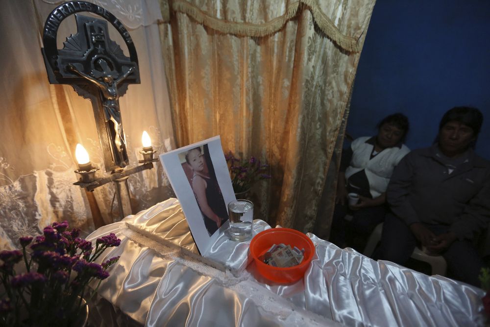 Familiares y amigos de Mareleyn velan su cuerpo en la colonia 4 de Febrero, en la Ciudad de Guatemala. La menor es una de las victimas del incendio en el Hogar Virgen de la Asunción. 