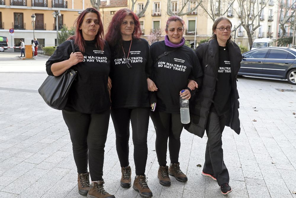 Varias de las mujeres en huelga de hambre desde el pasado 9 de febrero en la madrileña Puerta del Sol para defender un conjunto de propuestas contra la violencia machista.
