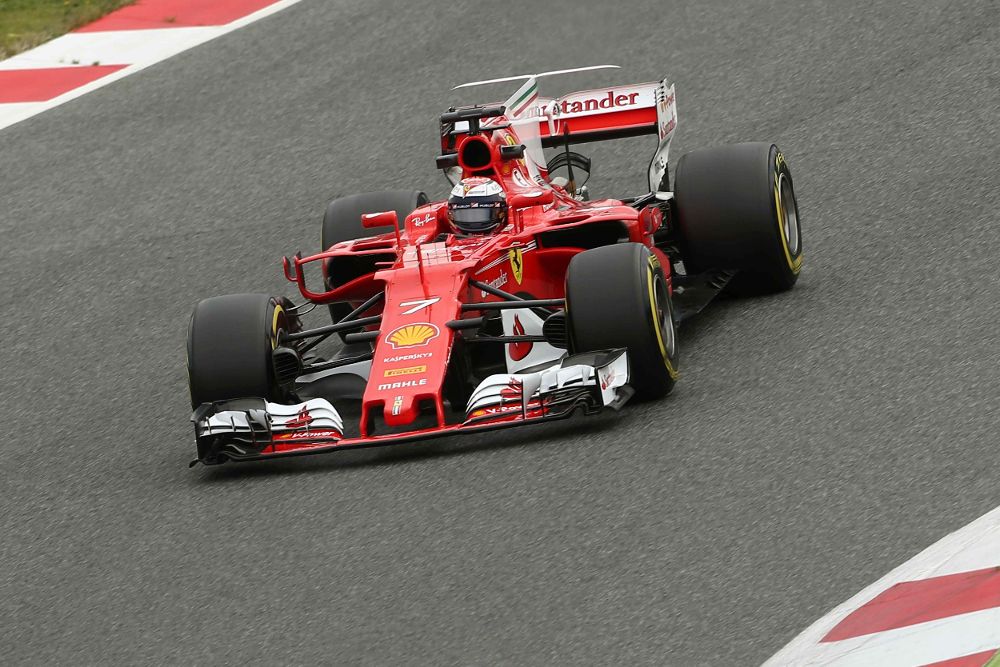 El piloto finés de Ferrari, Kimi Raikkonen, durante la segunda jornada de la segunda tanda de entrenamientos oficiales de pretemporada en el Circuito de Barcelona-Cataluña.