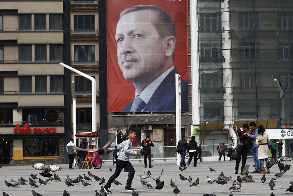Una fotografía del presidente turco, Recep Tayyip Erdogan, preside la plaza Taksim en Estambul.