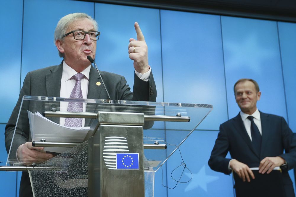 El presidente de la Comisión Europea, Jean-Claude Juncker (izq), y el presidente del Consejo Europeo, Donald Tusk, hacen una declaración a la prensa tras concluir el segundo día de la cumbre.