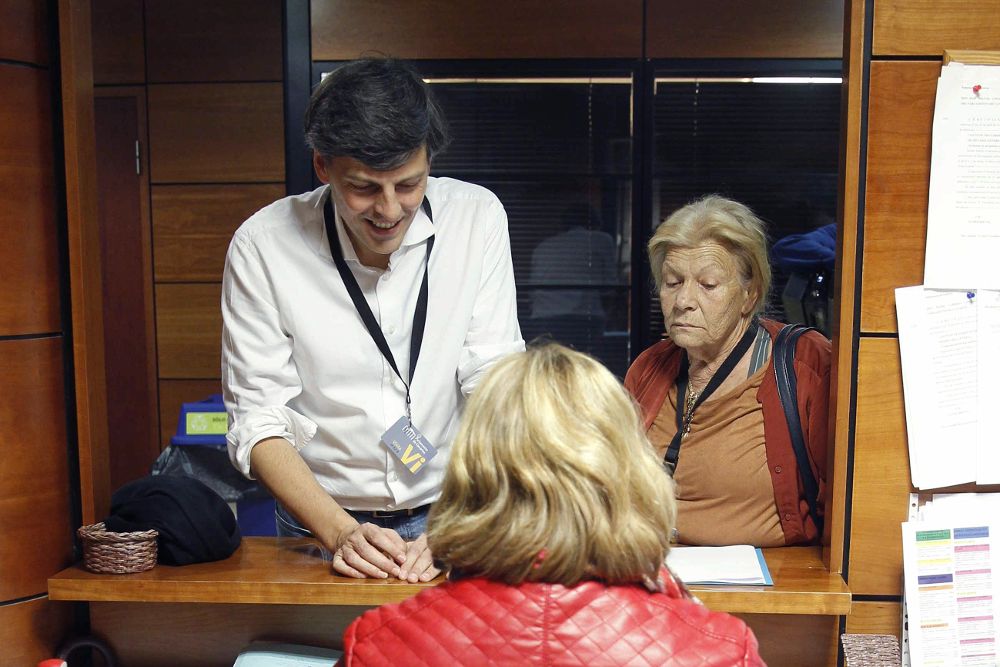 Familiares de los jóvenes fallecidos y heridos en el momento de entregar en el registro del Parlamento de Canarias la solicitud de un comisión de investigación.