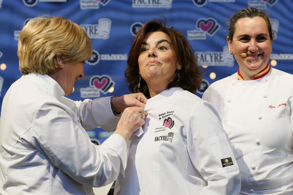 La vicepresidenta del Gobierno, Soraya Sáenz de Santamaría, con las cocineras Pilar Idoate (i) y Pepa Muñoz, durante la clausura la jornada "Gastronomía es femenino".